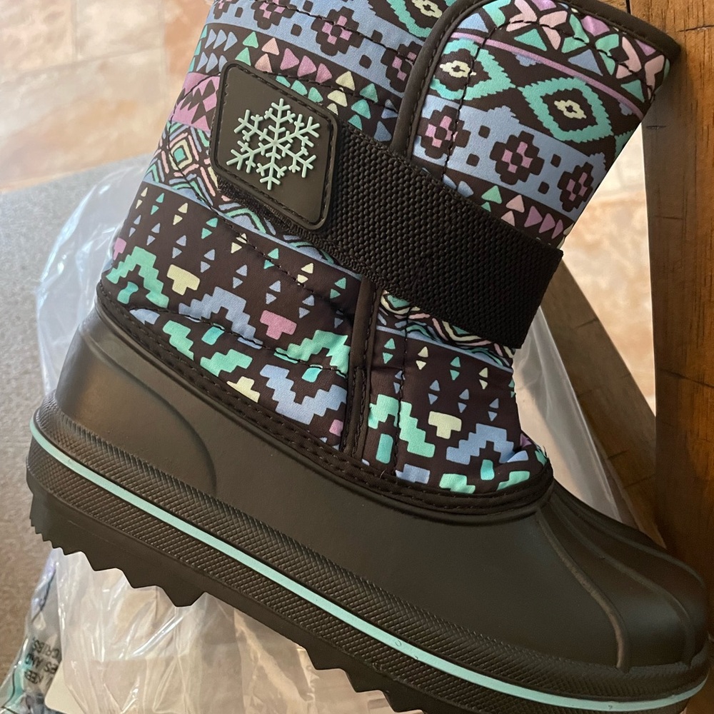 Children’s Place Snow boots size 11